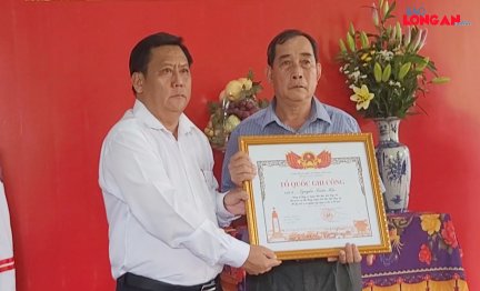 Trao Bằng Tổ quốc ghi công cho thân nhân liệt sĩ Nguyễn Xuân Hào