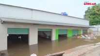 Lãnh đạo huyện Cần Giuộc thăm, động viên hộ dân có nhà bị sạt lở