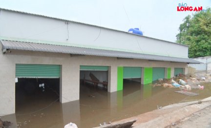 Lãnh đạo huyện Cần Giuộc thăm, động viên hộ dân có nhà bị sạt lở