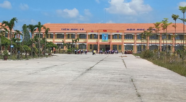 Trường lớp được xây dựng khang trang (Trong ảnh: Trường Tiểu học và THCS Bình Thạnh, huyện Mộc Hóa)