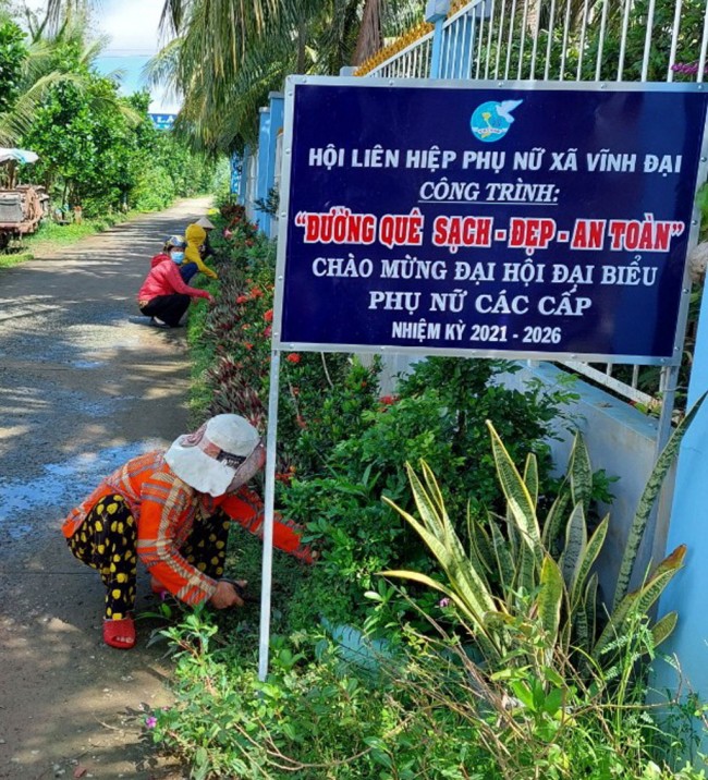 Người dân tham gia trồng hoa trên các tuyến đường, chung tay xây dựng nông thôn mới