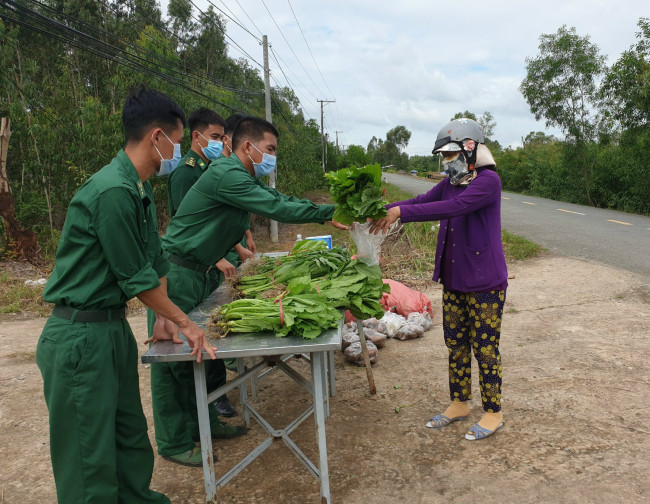 Không chỉ bổ sung khẩu phần ăn cho cán bộ, chiến sĩ, Đồn  Biên phòng Thuận Bình còn  chia sẻ, hỗ trợ rau xanh cho  người dân khu vực biên giới