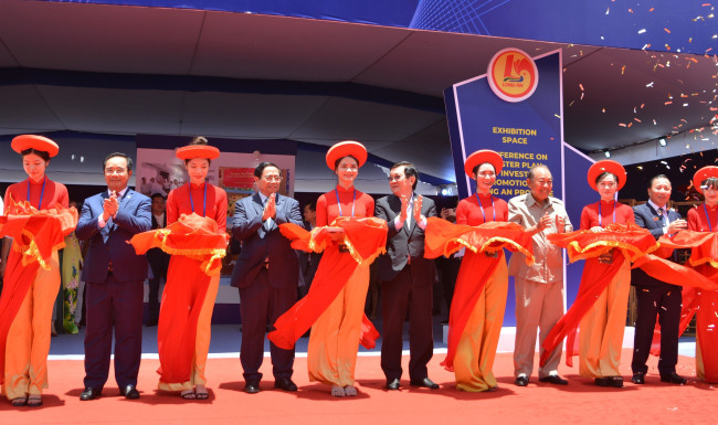 Prime Minister Pham Minh Chinh and central, local leaders cut the ribbon to launch the exhibition, display and introduce products within the framework of the conference.