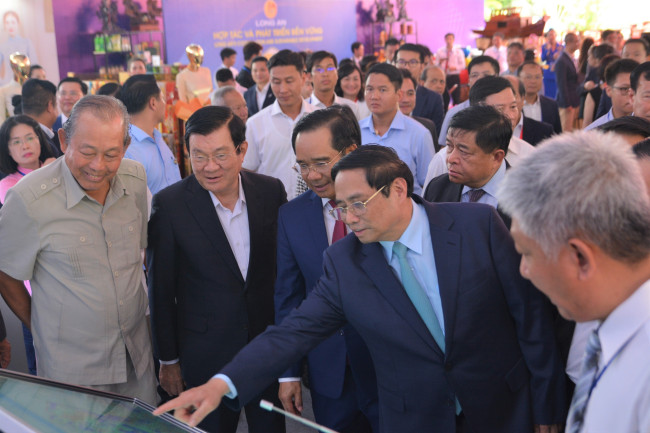 Prime Minister Pham Minh Chinh visits the booth introducing the achievements in digital transformation of the province