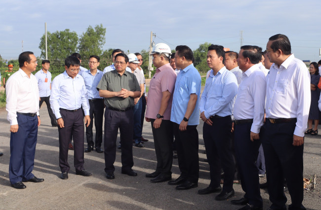 Prime Minister Pham Minh Chinh surveys the Ring Road 3 project of Ho Chi Minh City, the section passing Long An province