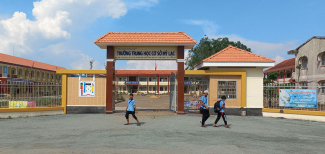 Trường học được xây dựng khang trang, góp phần nâng cao trình độ dân trí