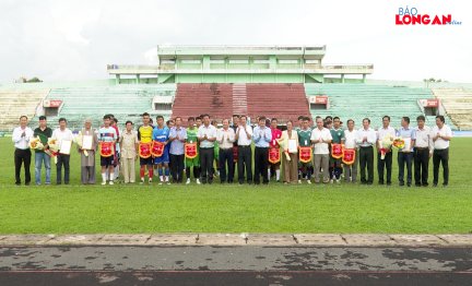 Khai mạc giải bóng đá chào mừng ngày Doanh nhân Việt Nam - Cúp Báo Long An lần thứ XIII