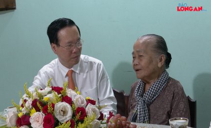 Chủ tịch nước - Võ Văn Thưởng thăm, tặng quà gia đình người có công tại huyện Đức Hòa