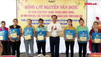Bí thư Tỉnh ủy - Nguyễn Văn Được thăm, tặng quà cho đoàn viên, người lao động có hoàn cảnh khó khăn tại Bến Lức