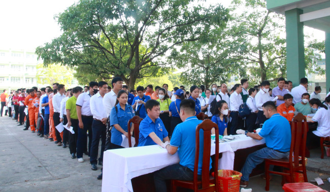 Hàng trăm thanh niên hăng hái hiến máu tình nguyện