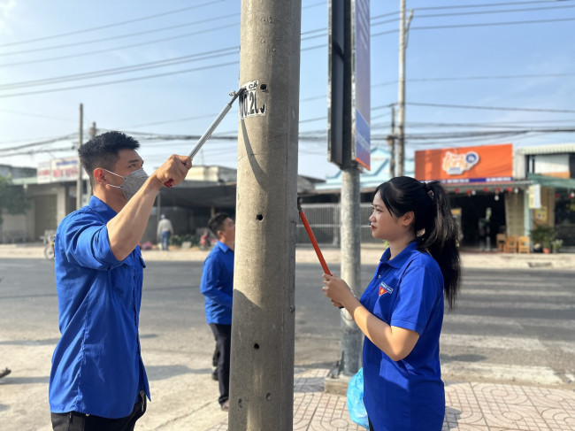 Đoàn viên, thanh niên xóa biển quảng cáo không đúng quy định, trả lại vẻ mỹ quan đô thị