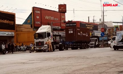 Người phụ nữ tử vong dưới bánh xe container