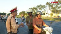 Cảnh sát giao thông và đoàn thanh niên tặng nước suối cho người đi đường