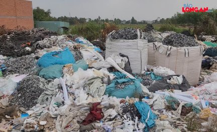 Khủng khiếp rác thải công nghiệp đổ trộm trong Khu dân cư Tân Đức