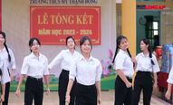 Thanh niên Báo Long An và VNPT Long An trao tặng quà cho học sinh Trường THCS Mỹ Thạnh Đông