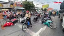 Xe ô tô chở công nhân va chạm liên hoàn 8 xe máy, 1 người tử vong tại chỗ