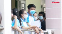 Thí sinh Long An đến điểm thi làm thủ tục dự thi