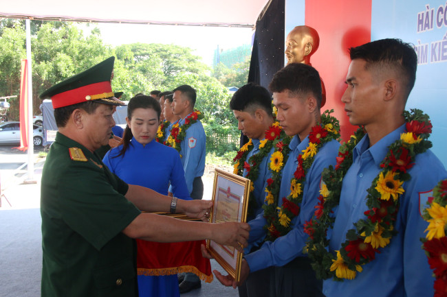 Lãnh đạo  Bộ Chỉ huy Quân sự tỉnh khen thưởng tập thể, cá nhân có thành tích trong tìm kiếm, quy tập hài cốt liệt sĩ đợt 2, giai đoạn XXIII