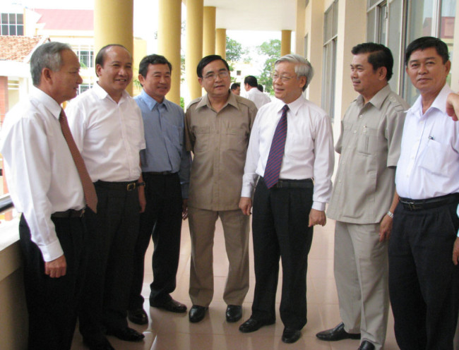 Ủy viên Bộ Chính trị, Chủ tịch Quốc hội Nguyễn Phú Trọng  nói chuyện thân mật với các cán bộ chủ chốt của tỉnh Long An (năm 2010)