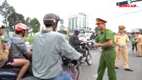 Ấm lòng người dân về quê đón lễ