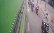 xe buýt văng lên vỉa hè