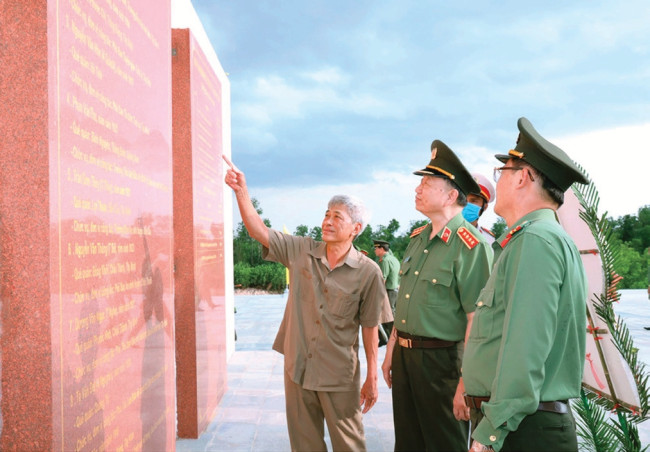 Đại tướng Tô Lâm - Ủy viên Bộ Chính trị, Bí thư Đảng ủy Công an Trung ương, Bộ trưởng Bộ Công an (nay là Tổng Bí thư Ban Chấp hành Trung ương Đảng Cộng sản Việt Nam), đến dâng hương tại Khu Di tích lịch sử Căn cứ Bàu Rong, ngày 27/4/2021