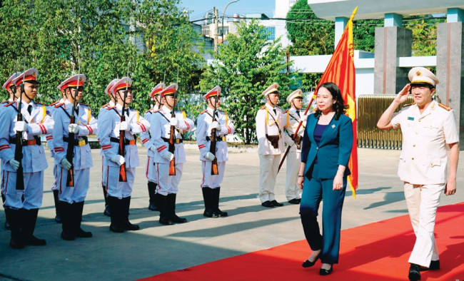 Ủy viên Ban Chấp hành Trung ương Đảng, Phó Chủ tịch nước Cộng hòa xã hội chủ nghĩa Việt Nam Võ Thị Ánh Xuân, duyệt Đội danh dự Công an tỉnh Long An (trước sáp nhập) nhân dịp năm mới 2024