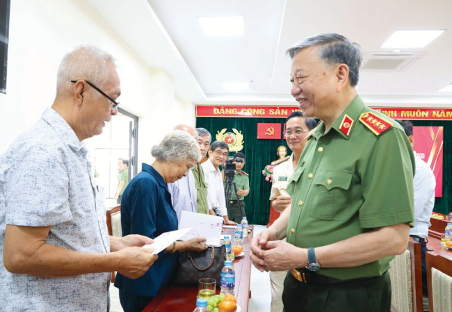 Đại tướng Tô Lâm - Ủy viên Bộ Chính trị, Bí thư Đảng ủy Công an Trung ương, Bộ trưởng Bộ Công an (nay là Tổng Bí thư Ban Chấp hành Trung ương Đảng Cộng sản Việt Nam), tặng quà và chúc tết cán bộ công an hưu trí tại Lễ khánh thành Trung tâm Chỉ huy Công an tỉnh Tây Ninh, ngày 22/01/2024