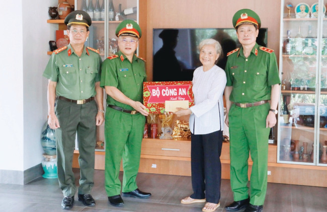 Đoàn công tác của Bộ Công an do Thiếu tướng Nguyễn Văn Long - Thứ trưởng Bộ Công an làm Trưởng đoàn, đến thăm và tặng quà các gia đình chính sách trên địa bàn tỉnh Tây Ninh, ngày 24/7/2024