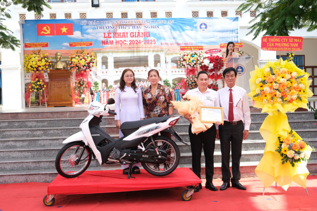 Trường THPT Hậu Nghĩa tặng xe cho học sinh có điểm thi tốt nghiệp THPT cao trong lễ khai giảng năm học 2024-2025