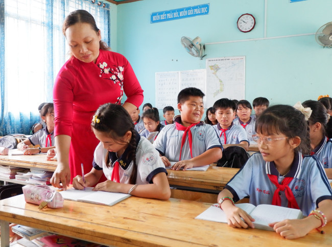 Từng nét chữ, phép tính được cô giáo tận tình hướng dẫn, hình ảnh quen thuộc, giản dị mà ấm áp trong trường tiểu học, nơi tình thầy - trò được nuôi dưỡng mỗi ngày