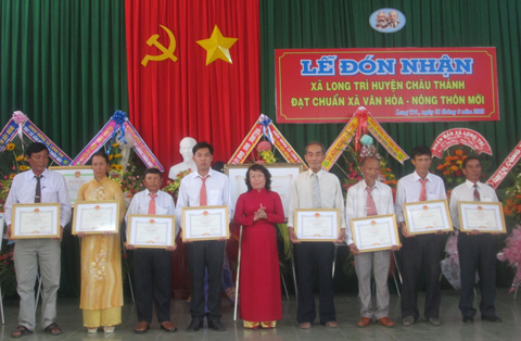 Đón nhận danh hiệu xã văn hóa, nông thôn mới