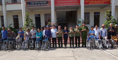 Công an tỉnh - Tặng quà cho người khuyết tật