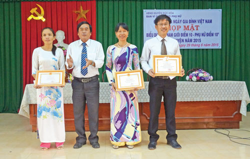 Đức Hòa: Biểu dương Nam giới điểm 10 - Phụ nữ điểm 10