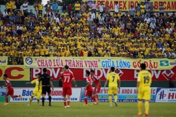 B.Bình Dương tiếp SLNA: Bóng chưa lăn các khán đài đã nóng