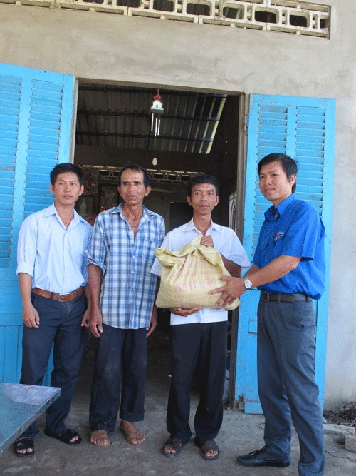 Thăm, tặng quà cho thanh niên có hoàn cảnh khó khăn