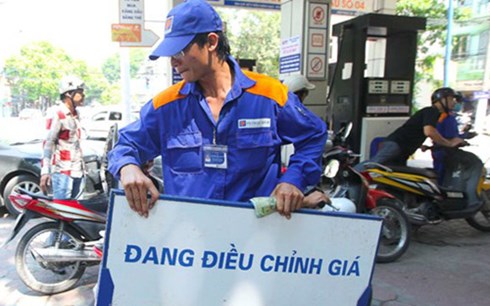 Xăng giảm giá xuống còn 20.380 đồng/lít