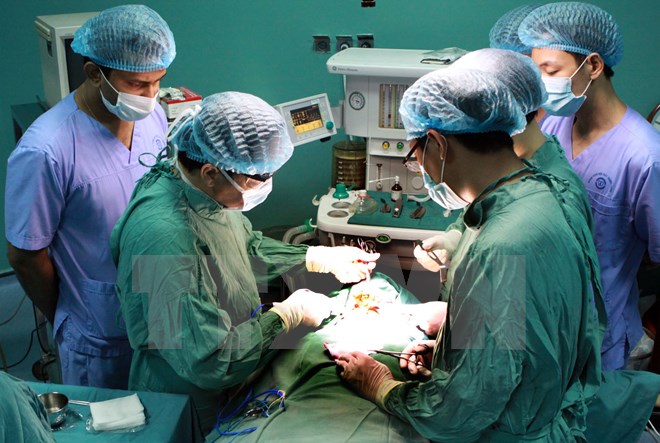 Phẫu thuật cho bé gái 16 tháng tuổi có mắt lồi ra ngoài hơn 5cm