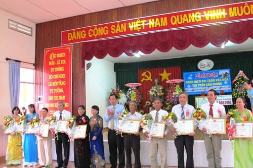 Đón nhận danh hiệu thị trấn văn hóa