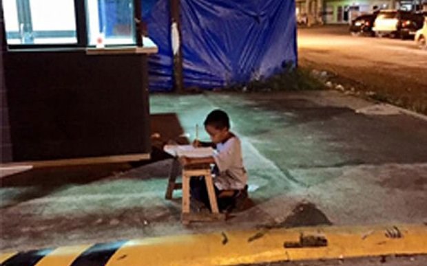 Cảm phục cậu bé vô gia cư học bài dưới ánh đèn quán ăn nhanh