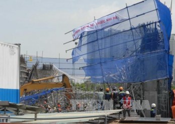 Giàn giáo cao ốc 17 tầng sập vùi lấp công nhân