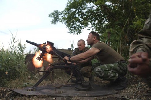 Sai 1 li, Tổng thống Ukraine “đi” ngay vào giữa 2 làn đạn?