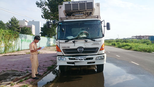 3 xe tải đụng nhau trên giao lộ