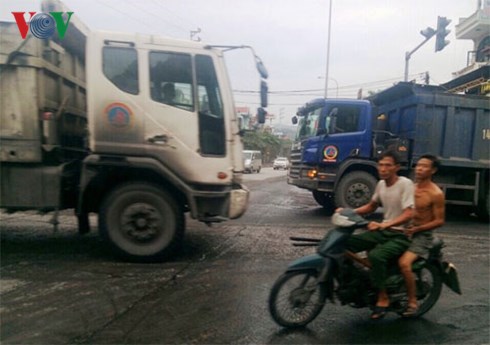 Có "Kim bài" miễn phạt, xe quá tải ung dung chạy qua Quốc lộ 18