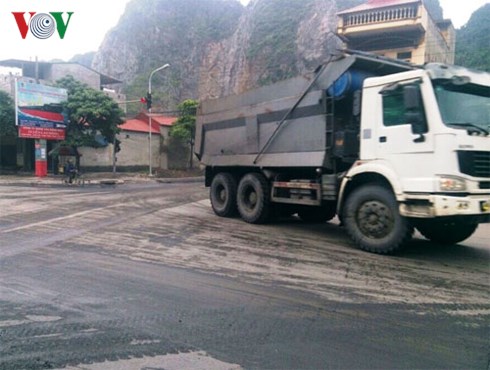 Có "Kim bài" miễn phạt, xe quá tải ung dung chạy qua Quốc lộ 18