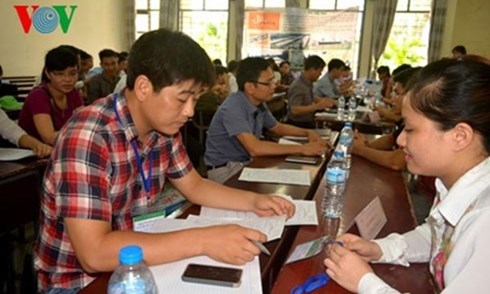 Cử nhân, thạc sĩ thất nghiệp: Lỗi tại ai?