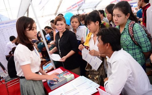 Hàng nghìn thí sinh được tư vấn chọn trường trong ngày hội tuyển sinh