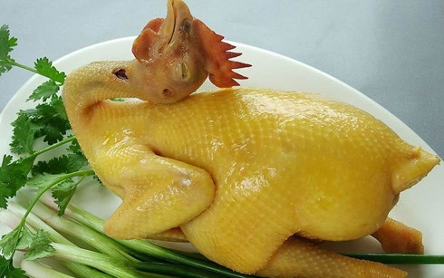 Mẹo luộc gà thơm ngon, da vàng bóng