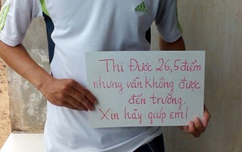 Thí sinh cầm bảng kêu cứu được tài trợ học phí