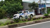 Cảnh sát giao thông ngồi trên xe, kiểm tra giấy tờ "siêu tốc"